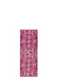 Textile rose avec des motifs floraux en blanc et bordeaux, comprenant des feuilles et des fleurs. Texture douce, forme rectangulaire avec des bords frangés.