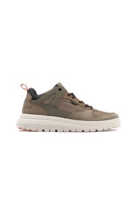 Sneaker marrone e verde oliva con una parte superiore in tessuto texture e pelle, suola imbottita di colore chiaro e dettagli neri. Presenta lacci resistenti e una linguetta per il sollevamento.