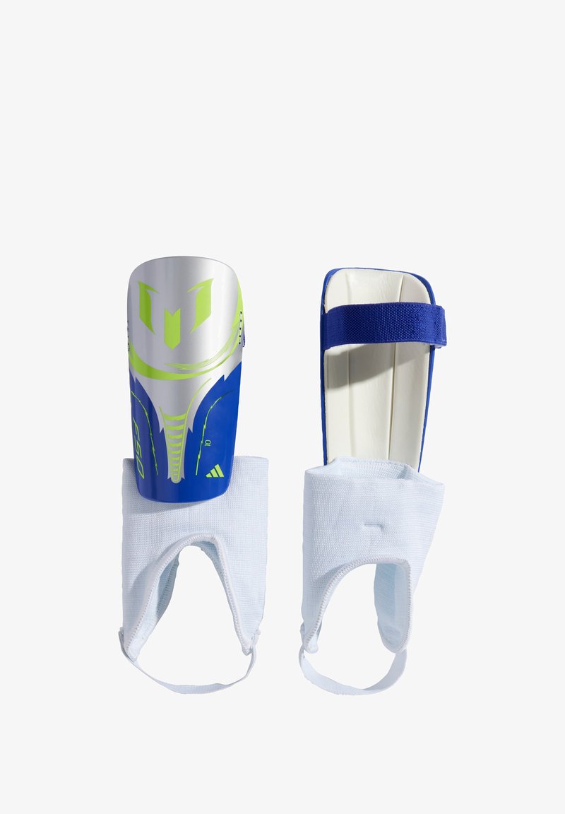 Niebieskie i srebrne ochraniacze na golenie do piłki nożnej z zielonymi akcentami, z gładką plastikową powłoką i miękkimi paskami na kostki, zapewniającymi pewne dopasowanie.