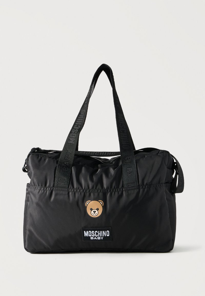 Τσάντα Tote Black Moschino Baby με διπλές χειρολαβές, λογότυπο με πρόσωπο αρκουδάκι και εμπρόσθιο ένθετο με το όνομα της μάρκας σε απλό φόντο.