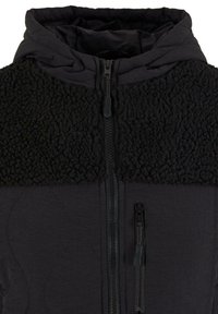 Schwarze Jacke mit einem strukturierten Fleece-Oberteil, glattem unteren Stoff, durchgehendem Reißverschluss und einer zusätzlichen Reißverschlusstasche an der Seite.