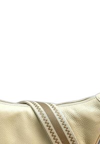 Lichtbeige leren handtas met een gladde textuur. Beschikt over een brede bruine en crèmekleurige schouderband met een zigzagpatroon langs de rand.