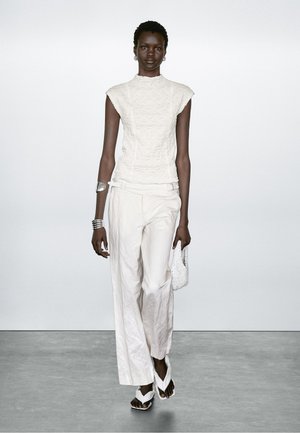 SLEEVELESS WITH GATHERED DETAIL - T-shirt basique - white