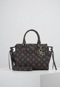 Sac à main synthétique noir avec motif logo marron, doubles poignées, bandoulière amovible, ferrures argentées et détail de charme avec logo.