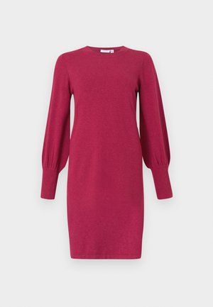 Robe en maille magenta avec un col rond, des manches longues bouffantes et des poignets côtelés, offrant une silhouette ajustée et une texture lisse.