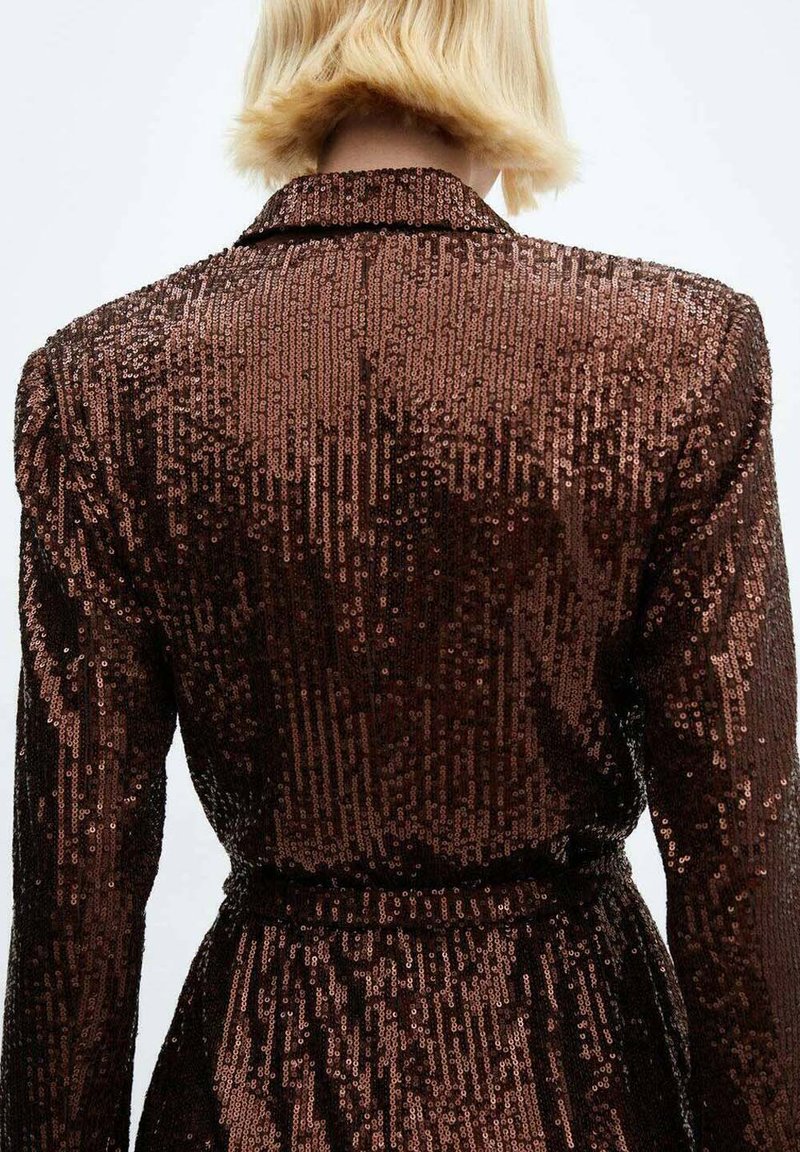 Blazer marrone con paillettes, dal design aderente, maniche lunghe e vita cinturata, caratterizzato da una superficie texture e spalle strutturate.