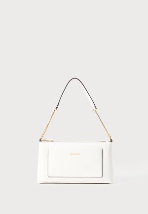 Sac à main en cuir blanc avec poche avant, bandoulière chaîne dorée et coussinet d'épaule noir, présenté sur un fond clair uni.