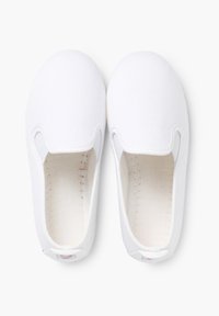 Witte instapschoenen van canvas met een gladde textuur, ronde vorm en elastische zijaccenten. Het interieur heeft een beige voering.
