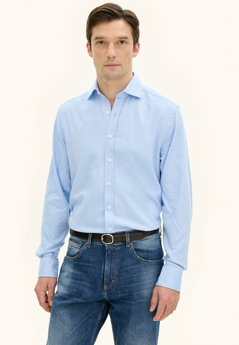 Oscar Jacobson REG FIT CUT AWAY BRUSHED - Camicia - deep blue