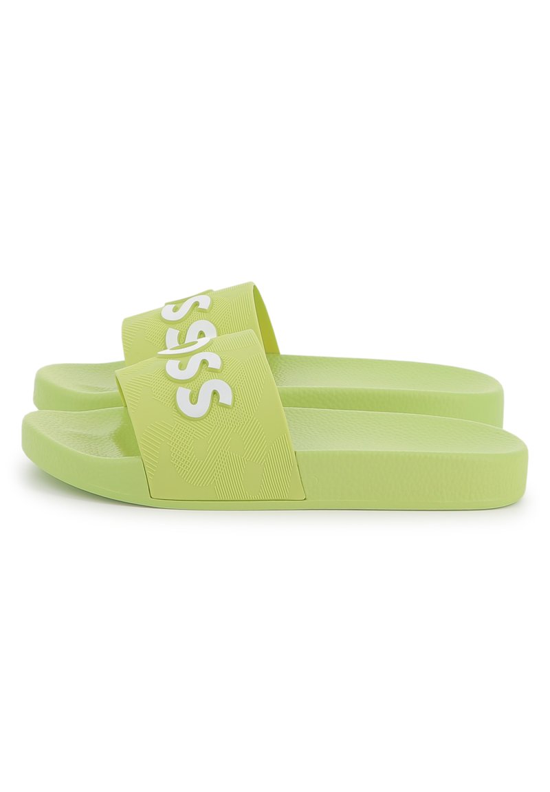 Žalios gumos neslystantys sandalai su tekstūruotu dirželiu, ant kurio yra logotipas, plokščiu padu ir lygia apdaila. Puikiai tinka kasdieniai nešiojimui arba prie baseino.