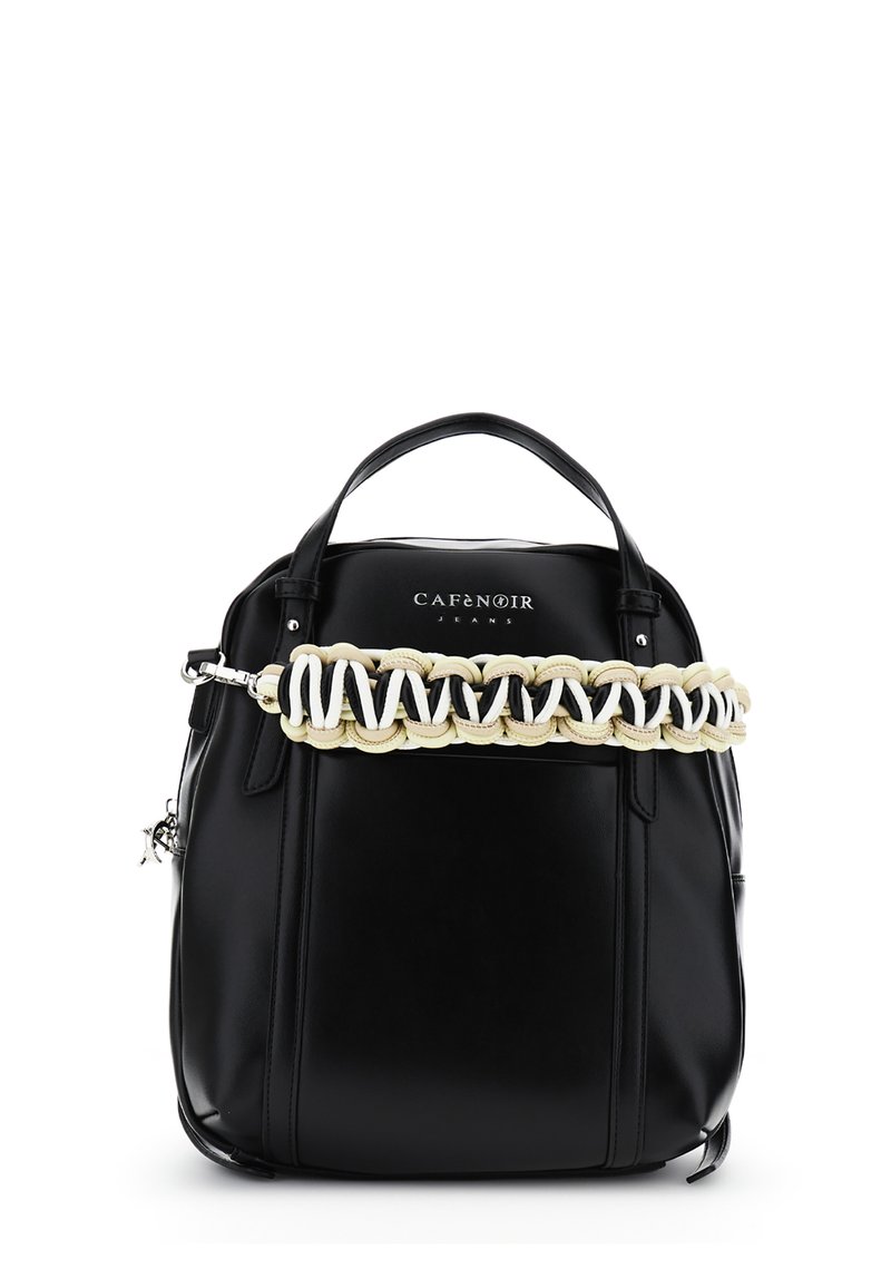 Svart läderryggsäck med en texturerad kräm- och vit vävd detalj över framsidan, robust handtag och detaljer i silverfärgad metall.