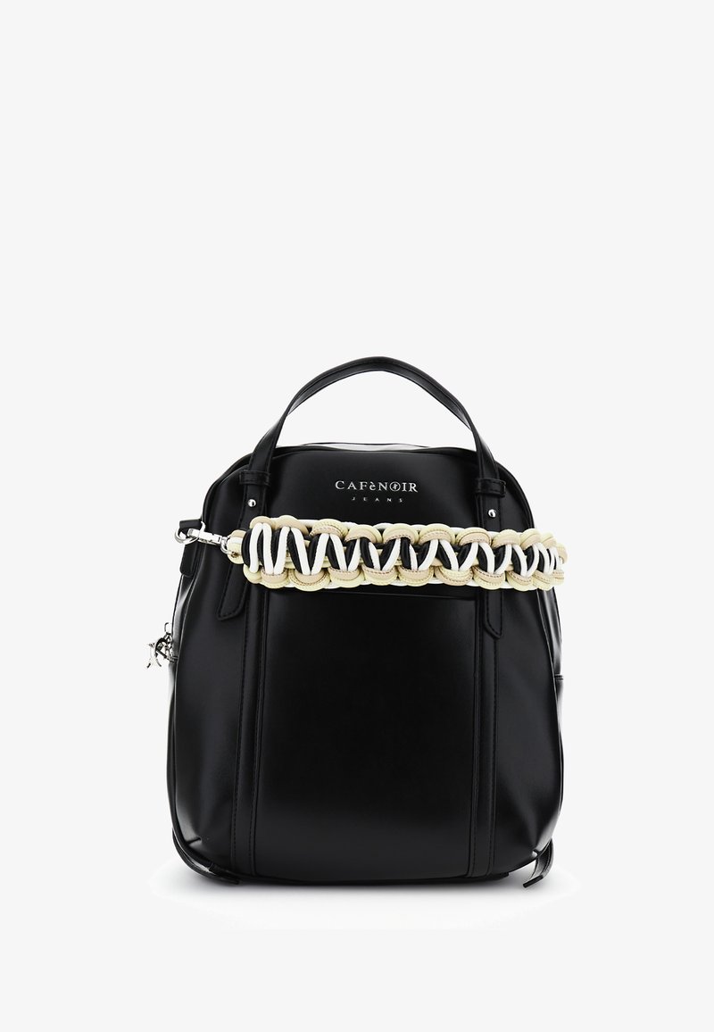 Czarny skórzany plecak z teksturowanym kremowym i białym akcentem tkanym na przodzie, mocnym uchwytem oraz srebrnymi detalami.