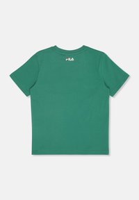 Camiseta verde de manga corta hecha de algodón. Presenta un cuello redondo y un pequeño logo blanco de FILA en la parte posterior cerca del cuello.