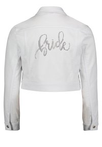Witte kort geknipte spijkerjacket met een steentjesversierde 'Bride'-ontwerp op de achterkant, met een klassieke kraag en knoopmanchetten.