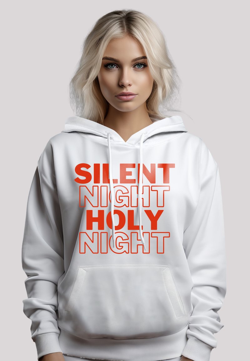 Weißer Kapuzensweatshirt mit Kängurutasche, das in einem gestapelten Layout in bold oranges Text "SILENT NIGHT HOLY NIGHT" zeigt.