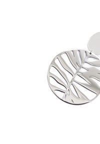 Orecchini in metallo argento con un design a forma di foglia caratterizzato da motivi intagliati. Forma circolare con una superficie liscia che riflette la luce.
