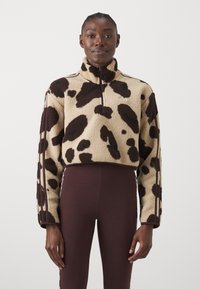 adidas Sportswear ESSENTIALS 3 STRIPES ANIMAL PRINT CROPPED QUARTER ZIP  - Felpa in pile - shadow brown/multicolor