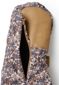 Ugnshandske med blommönster, som har en beige konstlädertumm och kant. Tyget är mjukt med en bomullskänsla och visar lila och bruna blommor.