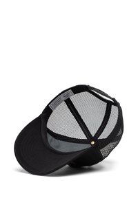 Gorra de béisbol negra con una parte frontal de tela sólida y parte trasera de malla, con visera curvada, interior forrado y una etiqueta en el interior.