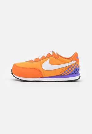 WAFFLE TRAINER 2 SE UNISEX - Sneakersy niskie - kumquat/white/psychic purple/court purple