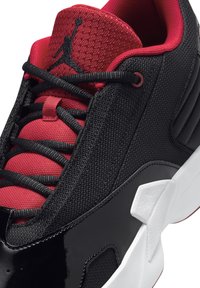 Jordan JORDAN MAX AURA 6 - Tenisky - black gym red-white
