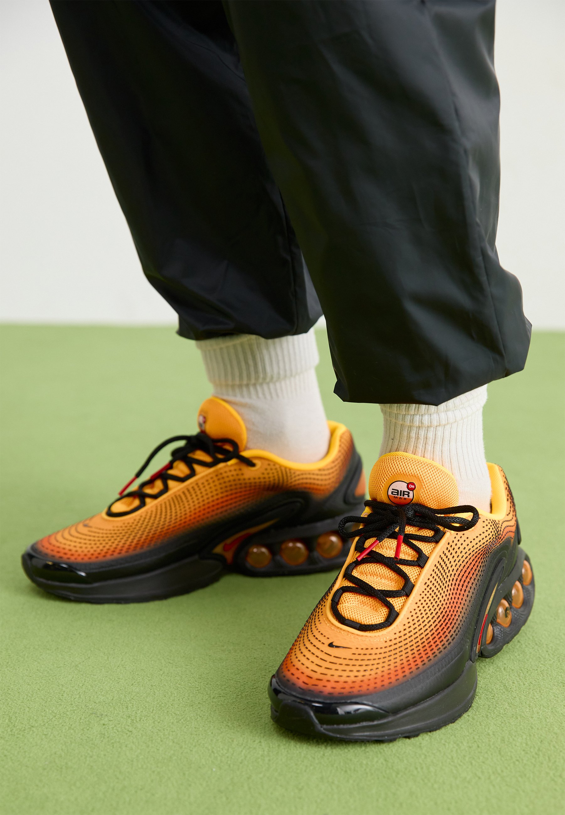 ◆正規品◆NIKE AIR MAX DN SE LASER ORANGE◆関税/送料込◆人気 Amazon.com | Nike Air Max Dn SE Men's Shoes (HM0810-800
