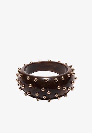 Bracelet jonc brun foncé brillant orné de petits clous en métal doré, espacés uniformément sur sa surface arrondie.