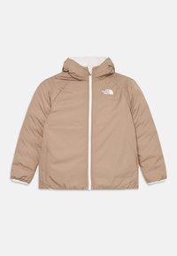 Veste isolante marron avec capuche, dotée d'une fermeture éclair blanche, de poignets côtelés et d'un logo sur la poitrine. Tissu lisse avec une coupe décontractée.