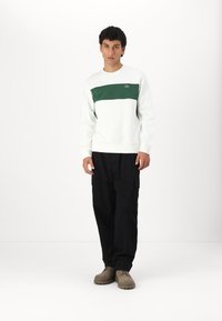 Lacoste Felpa - flour/green
