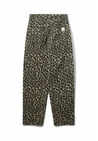 Pantalons en denim avec imprimé léopard présentant un motif beige et noir. Comprend deux poches arrière et une étiquette carrée sur la ceinture.
