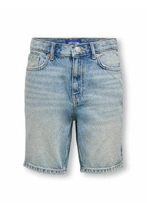 Short en jean bleu clair avec bouton sur le devant, passants pour ceinture et poches, étiqueté "Only & Sons" sur la ceinture intérieure.