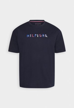 Marineblaue Kurzarm-T-Shirt mit mehrfarbigem "HILFIGER"-Schriftzug, der quer über die Brust gestickt ist.