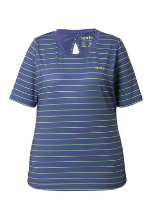 Camiseta deportiva azul marino de manga corta con finas rayas horizontales color verde lima y un pequeño logo frontal, con un escote redondo y detalle de abertura tipo ojal en la parte posterior.