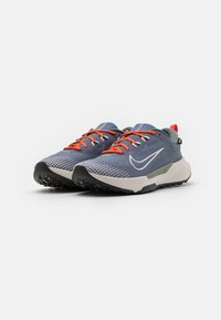 Nike Performance JUNIPER 2 GTX - Bėgimo bateliai, skirti nelygiam paviršiui - light carbon/light orewood brown/dark stucco/cosmic clay/black