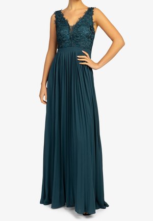 Vestido de noche sin mangas en azul verdoso oscuro con cuerpo de encaje floral, escote en V profundo, cintura ceñida y falda larga y fluida con pliegues.