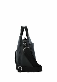 Sac à main en cuir noir avec une bandoulière en nylon réglable, des poignées supérieures, du matériel en argent et une finition texturée. Fermeture éclair sur le dessus.