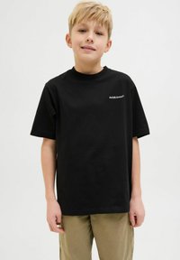 Tricou din bumbac negru cu mâneci scurte, decolteu rotund, având un mic logo alb "Jack & Jones" pe pieptul stâng.