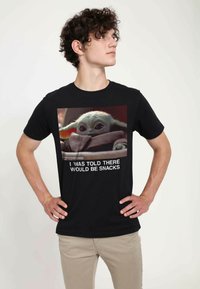 Henry Tiger STAR WARS: THE MANDALORIAN - TOLD ABOUT SNACKS - T-shirts print - black