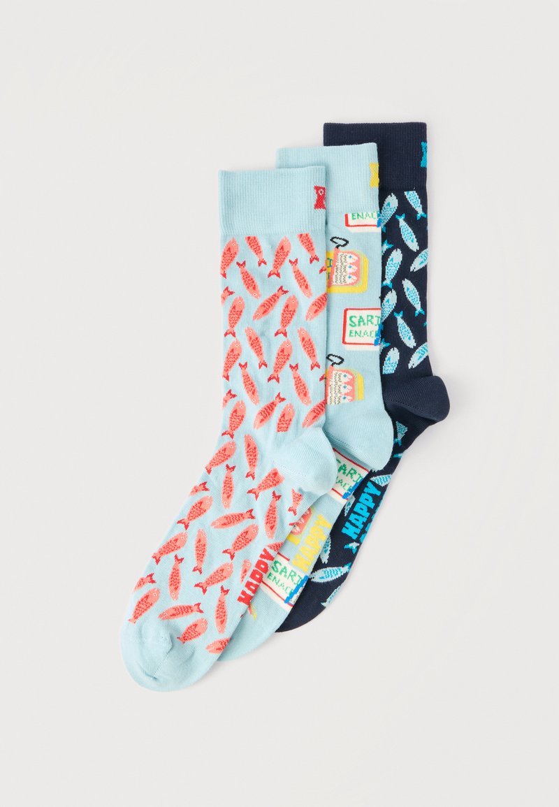 Τρία ζευγάρια πολύχρωμες κάλτσες με σχέδια ψαριών και κουτιών σαρδέλας, τοποθετημένες αλληλοκαλυπτόμενες σε ανοιχτό φόντο.