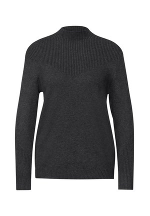 Tmavě šedý pletený svetr s vysokým límcem, který má na ramenou strukturovaný chevronový vzor a žebrované manžety a lem.