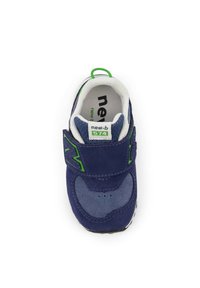 Baskets marine et vert avec une sangle Velcro, en suède et en mesh, bout rond et coutures contrastantes. Comprend un logo sur la languette.