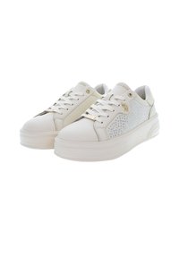 Bílé tenisky s hladkým svrškem, vybavené bočním panelem, ozdobné hroty na jedné straně a plochými bílými tkaničkami. Silná gumová podrážka.