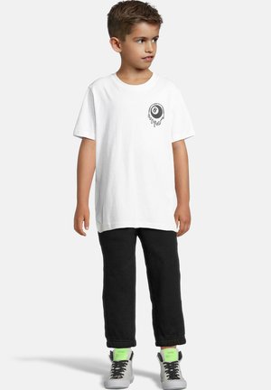 Tricou alb din bumbac, cu mâneci scurte, având un design imprimat cu o bilă de biliard 8, pe piept. Asortat cu pantaloni negri și adidași gri deschis.