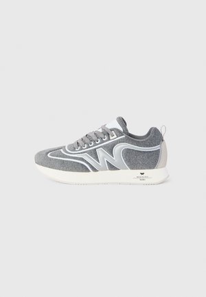 Grå og hvid lav sneaker med snørebånd, "W" design på siden og en hvid sål med mærket "Weekend Max Mara" på hælen.