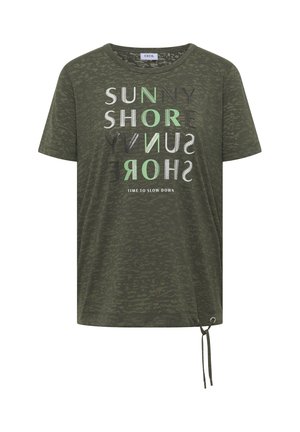 Zelené tričko s krátkým rukávem s abstraktním vzorem, textem „SUNNY SHORE“ zrcadlově obráceným a nápisem „TIME TO SLOW DOWN“ uprostřed, se stahovací šňůrkou na lemu.