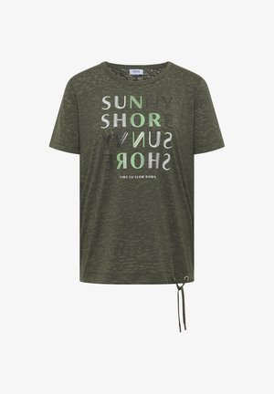 T-shirt vert à manches courtes avec motif abstrait, texte « SUNNY SHORE » en miroir, et « TIME TO SLOW DOWN » au centre, cordon à l’ourlet.