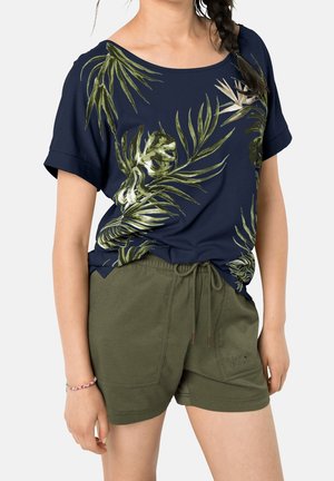Camiseta navy con patrón floral verde, de mangas cortas y cuello redondeado; combinada con pantalones cortos de color verde oliva con cintura elástica y bolsillos.