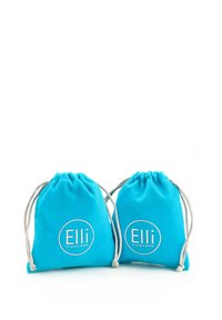 Dve torbe na črto iz turkiznega blaga, opremljene s srebrnim okovjem in okroglo belo oznako z napisom "Elli by Julie & Grace."