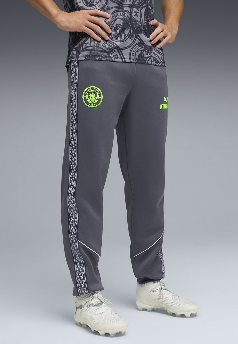Puma MANCHESTER CITY FC KING ANTHEM PANT - Klubové oblečení - galactic gray/pro green