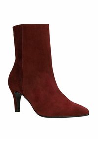 Burgundské semišové kotníkové boty s špičatou špičkou a štíhlým stiletto podpatkem. Hladká textura s jemným leskem a minimalistický design.